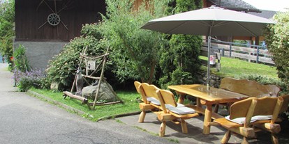 Pensionen - Restaurant - Lavant - Ruhige Sitzecke vorm Haus - Waldpension Ranner