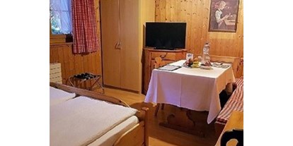 Pensionen - Garten - Schweiz - Das kleine Doppelzimmer im Nebenhaus - Chalet-Gafri BnB - Frühstückspension mit Top-Service auch jetzt in dieser Zeit.