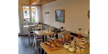 Pensionen - Garten - Schweiz - Teil vom Frühstücksraum - Chalet-Gafri BnB - Frühstückspension mit Top-Service auch jetzt in dieser Zeit.