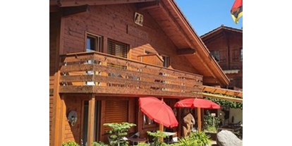 Pensionen - Garten - Schweiz - Aussenansicht im Sommer - Chalet-Gafri BnB - Frühstückspension mit Top-Service auch jetzt in dieser Zeit.