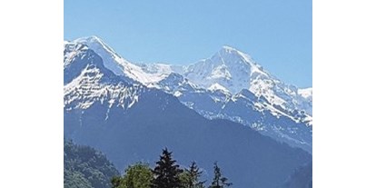 Pensionen - WLAN - Schweiz - Aussicht von unserem Chalet und von den Superiorzimmer - Chalet-Gafri BnB - Frühstückspension mit Top-Service auch jetzt in dieser Zeit.