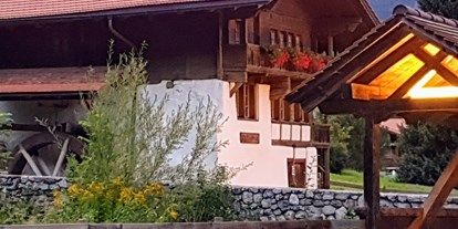 Pensionen - Terrasse - Schweiz - die Alte Mühle neben uns im Dorf. - Chalet-Gafri BnB - Frühstückspension mit Top-Service auch jetzt in dieser Zeit.