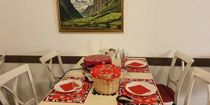 Pensionen - Kühlschrank - Schweiz - Speiseraum für die Gäste - Chalet-Gafri BnB - Frühstückspension mit Top-Service auch jetzt in dieser Zeit.