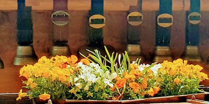 Pensionen - Garten - Schweiz - Glockenspiel aus Familientradition - Chalet-Gafri BnB - Frühstückspension mit Top-Service auch jetzt in dieser Zeit.