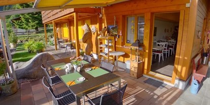 Pensionen - Umgebungsschwerpunkt: Berg - Schweiz - Gedeckte Terrasse für unsere Gäste - Chalet-Gafri BnB - Frühstückspension mit Top-Service auch jetzt in dieser Zeit.