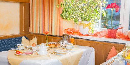 Pensionen - Frühstück: Frühstücksbuffet - Strobl - Frühstücksraum mit liebevoll gedecktem Frühstückstisch  - Pension Maria Theresia