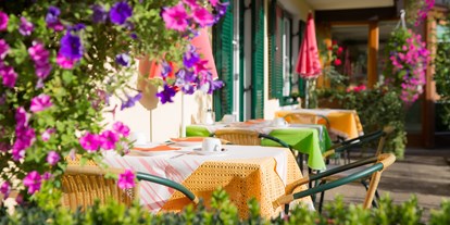 Pensionen - Restaurant - Oberösterreich - In den Sommermonaten können sie ihr Frühstück auch gerne auf der Terrasse einnehmen  - Pension Maria Theresia