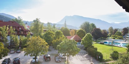 Pensionen - Oberösterreich - Genießen sie den Ausblick vom ihrem Balkon auf die umliegende Bergwelt.
Von Mai - September ist der Eintritt ins Schwimmbad nebenan für alle Gäste kostenlos. 
 - Pension Maria Theresia