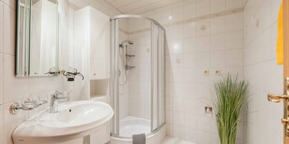 Pensionen - Sauna - Schönberg im Stubaital - Bad vom Apartment Brennerspitz - Landhaus Hofer