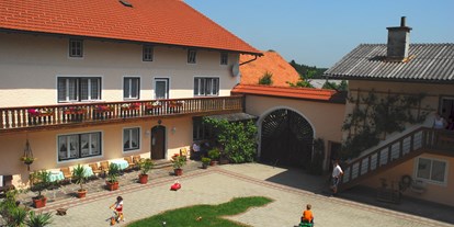 Pensionen - Garage für Zweiräder - Graben bei Neukirchen am Teisenberg - Innenhof - Pension Seehof