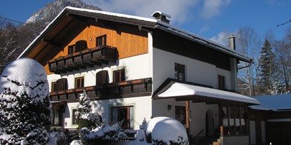 Pensionen - Garage für Zweiräder - Seeberg (Weyregg am Attersee) - Hausansicht Winter - Pension Kasbergblick