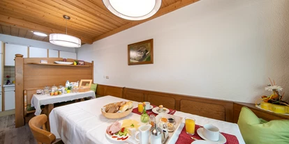 Pensionen - Terrasse - Oberndorf in Tirol - Sehr gutes erweitertes Frühstück  -  Brötchenservice fürs Appartement, Frühstück auf Anfrage möglich. - Haus Scharler
