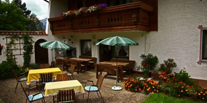 Pensionen - Frühstück: Frühstücksbuffet - Seefeld in Tirol - Garten mit Terasse - Haus Bleispitze