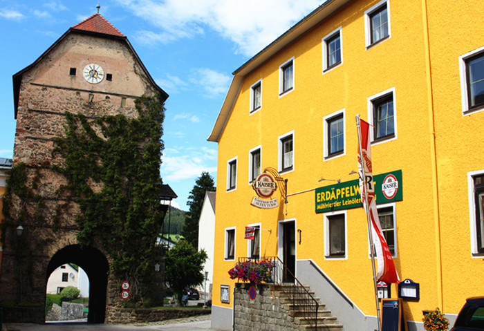 Frühstückspension - Unser Gasthof "Zum alten Turm" liegt inmitten des Webermarktes Haslach und ist der perfekte Ausgangspunkt für Wanderungen, Radtouren und Motorradtouren.
An unserem Frühstücksbuffet können Sie sich stärken für den anstehenden Tag.
In den sanften Hügeln des Mühlviertel´s bei gesunder Luft und wunderschöner Natur können Sie "entschleunigen".
Nur wenige Gehminuten entfernt, befindet sich das Naturfreibad "Kranzling" an der Großen Mühl.

 - Gasthof Zum Alten Turm