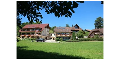 Pensionen - Umgebungsschwerpunkt: Berg - Fischerbach - Außenansicht in der Mitte das Restaurant, sowie links und rechts Bettenhaus u. Gästehaus. - Landgasthof Adler-Pelzmühle