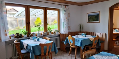 Pensionen - Frühstück: serviertes Frühstück - Fischerbach - Frühstücks-/Aufenthaltsraum - Gästehaus Wörner
