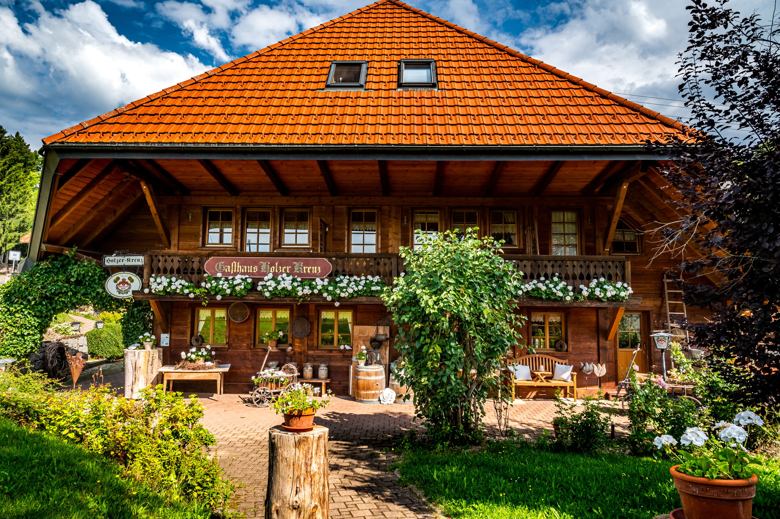 Pensionen: Unser über 350 Jahre altes, sanft renoviertes Schwarzwaldhaus begrüßt Sie zu Ihrem erholsamen Urlaub - Gästehaus HolzerKreuz