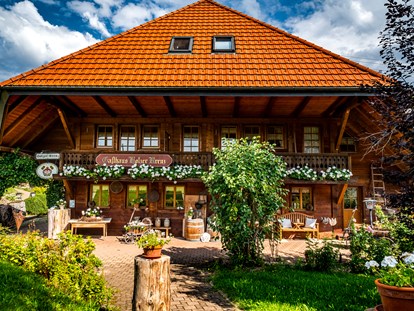 Pensionen - Garten - Dachsberg (Landkreis Waldshut) - Unser 300 Jahre altes, sanft renoviertes Schwarzwaldhaus begrüßt Sie zu Ihrem erholsamen Urlaub - Gästehaus HolzerKreuz