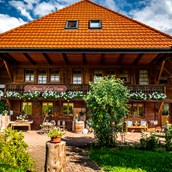 Frühstückspension: Unser 300 Jahre altes, sanft renoviertes Schwarzwaldhaus begrüßt Sie zu Ihrem erholsamen Urlaub - Gästehaus HolzerKreuz
