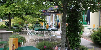 Pensionen - Restaurant - Betzweiler-Wälde - Blick in unsere Blumen geschmückte Gartenterrasse und unseren großen Kastanienbäumen die wunderbaren Schatten spenden. - Gasthaus „Zum Deutschen Jäger"