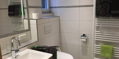Pensionen - Umgebungsschwerpunkt: See - Höchenschwand - Badezimmer im DZ "Schwarzwald" - Pension Bader
