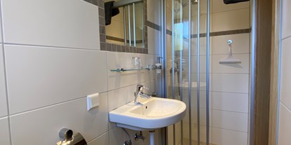 Pensionen - Umgebungsschwerpunkt: am Land - Höchenschwand - Badezimmer im EZ "Lotenbachklamm" - Pension Bader