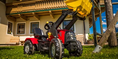 Pensionen - Kühlschrank - Grubing - Traktor für unsere kleinen Gäste - Obertrattenbachhof