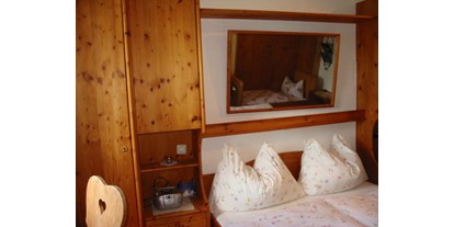 Pensionen - Umgebungsschwerpunkt: Fluss - Holzhäuseln bei Hart -  Familien - Nest    Dreibettzimmer mit Miniküche, Kinderbett möglich - Donautraum-Blick  Bio -  Eselgut
