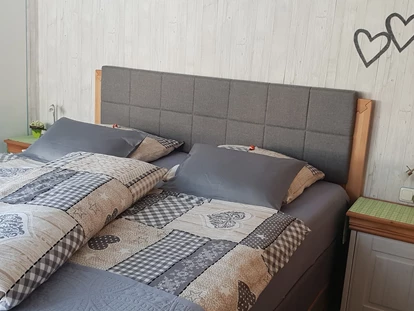 Pensionen - Skilift - Rückholz - 2 getrennte Schlafzimmer in jeder Wohnung - KOMFORT-FEWO BERGWELT HAHNENKAMM   - Lechtal - So/Wi