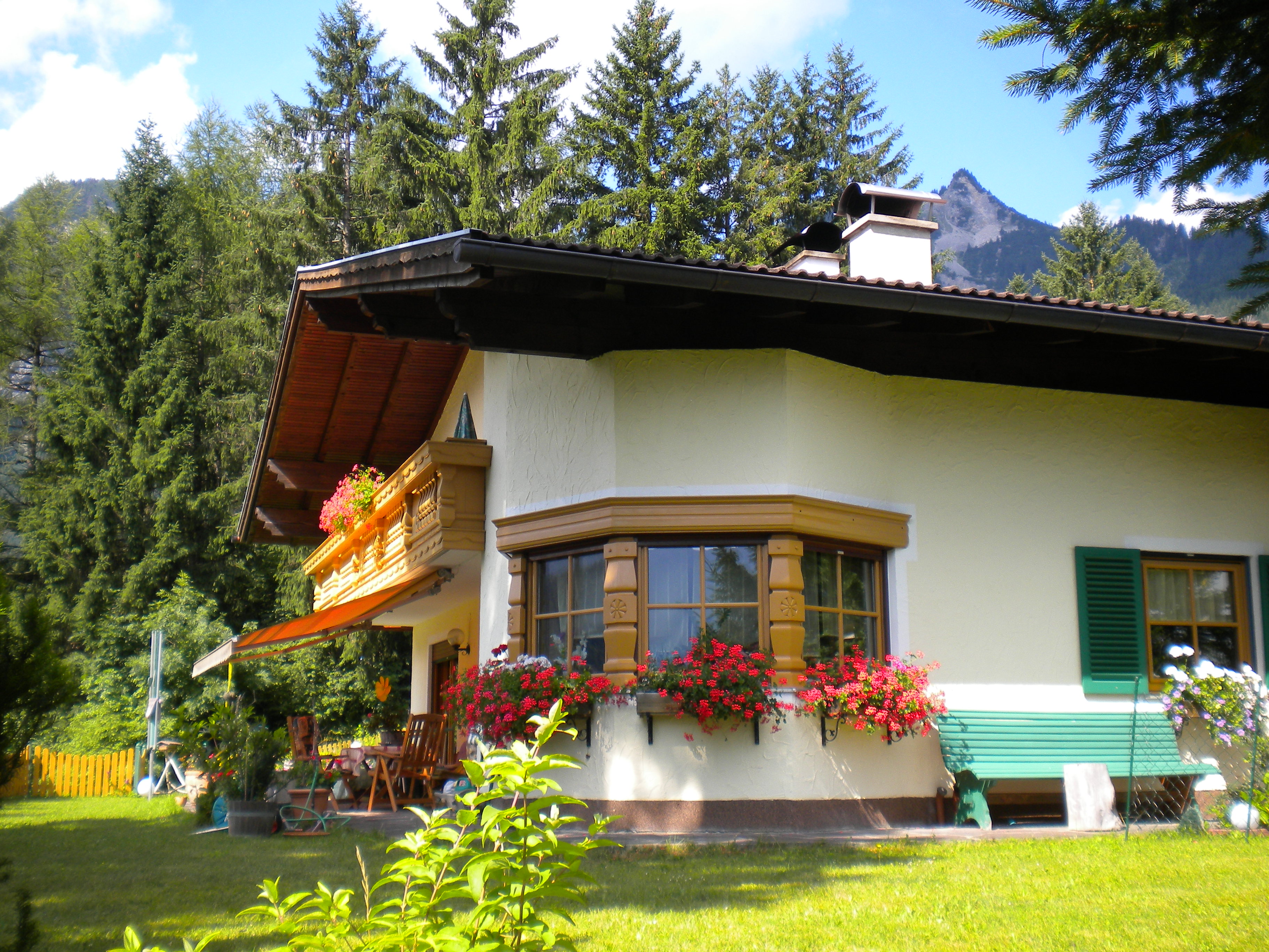 Frühstückspension - unser ruhiges Haus am Waldrand - KOMFORT-FEWO BERGWELT HAHNENKAMM   - Lechtal - So/Wi