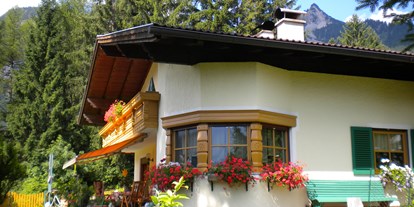 Pensionen - Balkon - unser ruhiges Haus am Waldrand - KOMFORT-FEWO BERGWELT HAHNENKAMM   - Lechtal - So/Wi