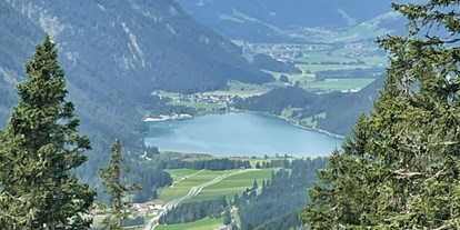 Pensionen - Umgebungsschwerpunkt: Berg - Blick ins Tal - KOMFORT-FEWO BERGWELT HAHNENKAMM   - Lechtal - So/Wi