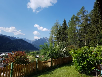 Pensionen - Umgebungsschwerpunkt: See - Füssen - unser Garten Blick ins Lechtal - KOMFORT-FEWO BERGWELT HAHNENKAMM   - Lechtal - So/Wi