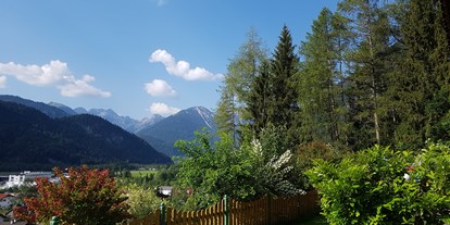 Pensionen - Terrasse - unser Garten Blick ins Lechtal - KOMFORT-FEWO BERGWELT HAHNENKAMM   - Lechtal - So/Wi