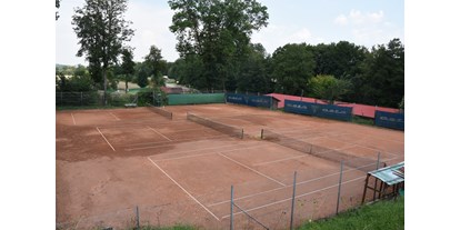 Pensionen - Parkplatz: kostenlos bei der Pension - Winkelfeld - unsere 4 TennisSandplätze - AKTIVPARK Hotel Pension Stadlhuber