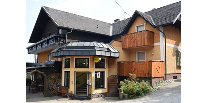 Pensionen - Umgebungsschwerpunkt: Therme - Mühldorf (Scharnstein) - unser Haus mit Eingang zur Rezeption und durch den Biergarten in das Gasthaus und an die Hausbar "Plauscherl" - AKTIVPARK Hotel Pension Stadlhuber