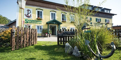 Pensionen - Frühstück: Frühstücksbuffet - Roidwalchen - Garten der Seepension Hemetsberger am Mondsee - Seepension Hemetsberger