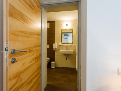 Pensionen - Fahrradverleih - Raffelstetten - Dusche und WC im Komfortzimmer - Pension Au an der Donau
