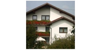 Pensionen - WLAN - Holzhäuseln (Tumeltsham) - Hausbild von der Gartenseite - Haus Stuttgart