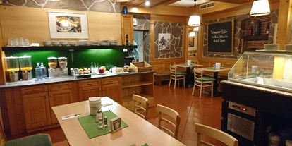 Pensionen - Frühstück: Frühstücksbuffet - Haibach ob der Donau - Frühstücksraum 
 - Hotel & Vinothek Schwarzer Adler Ottensheim