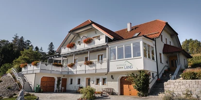 Pensionen - Wanderweg - Untergriesbach (Landkreis Passau) - Gästehaus Lang liegt auf einer kleinen Anhöhe mit traumhaften Panorama über das Donautal zur Nordalpenkette - Gästehaus Lang