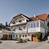 Frühstückspension - Gästehaus Lang liegt auf einer kleinen Anhöhe mit traumhaften Panorama über das Donautal zur Nordalpenkette - Gästehaus Lang