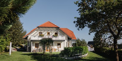 Pensionen - Wanderweg - Pesenbach - Unsere Pension vom Hausgarten aus gesehen - Gästehaus Lang