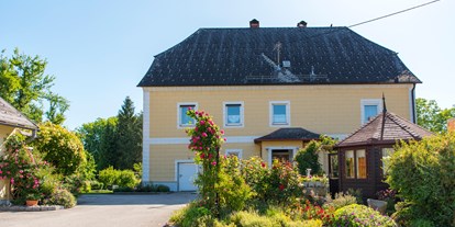 Pensionen - Wanderweg - Weißgraben - Blumen umrahmter Innenhof
Gästezimmer im ersten Stock - Bauernhof Webinger
