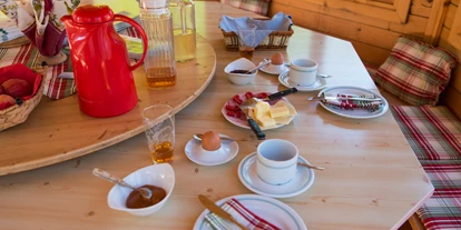 Pensionen - Garten - Kößlau - Leckeres Frühstück in den Sommermonaten 
im Pavillion serviert - Bauernhof Webinger