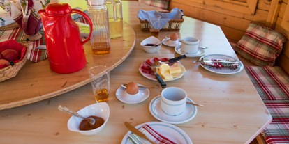 Pensionen - Aming - Leckeres Frühstück in den Sommermonaten 
im Pavillion serviert - Bauernhof Webinger
