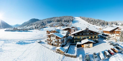Pensionen - Art der Pension: Hotel Garni - Österreich - Außenansicht im Winter - direkt an der Skipiste beim Achterjet in Flachau - B&B Hotel Die Bergquelle