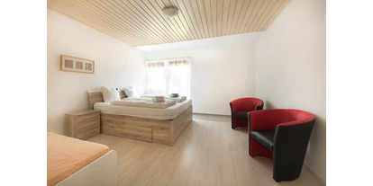 Pensionen - Art der Pension: Gasthaus mit Zimmervermietung - Oberweißburg - Familienzimmer mit Balkon - Mentenwirt Pension &Appartments