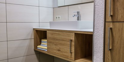Pensionen - Spielplatz - Pürgg - Bad mit begehbarer Dusche: neue Apartments B und D - Haus Löger Apartments