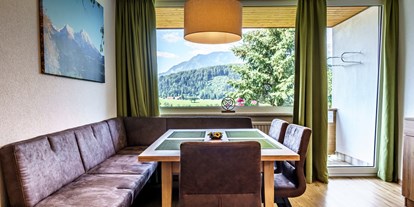Pensionen - Umgebungsschwerpunkt: am Land - Oberösterreich - Neues Apartment D Priel - Wohnküche mit Balkon und Aussicht auf die Berge der Urlaubsregion Pyhrn Priel - Haus Löger Apartments